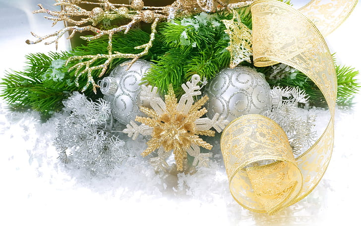 Ozdoby choinkowe, bombki z płatków śniegu i liście sosny, Boże Narodzenie, Dekoracje, Tapety HD