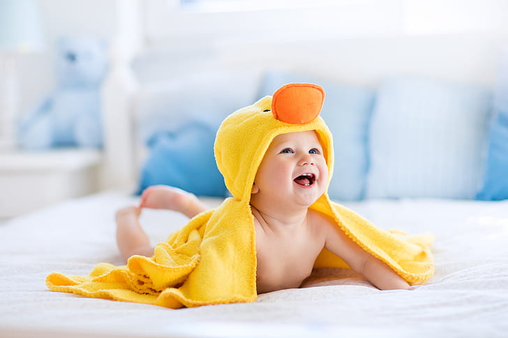 笑い、アヒルのタオル、8K、かわいい赤ちゃん、4K、お風呂の後、黄色、 HDデスクトップの壁紙