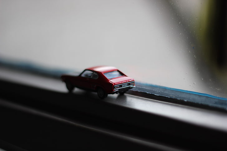 jouet en plastique noir et rouge, macro, voiture, fenêtre, Fond d'écran HD