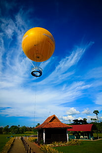 жълт балон над кафява и черна къща, 气球, жълт, кафяв, черна къща, пейзаж, небе, горещ въздушен балон, летене, въздух, на открито, пътуване, въздушно превозно средство, син, транспорт, лято, балон, HD тапет HD wallpaper