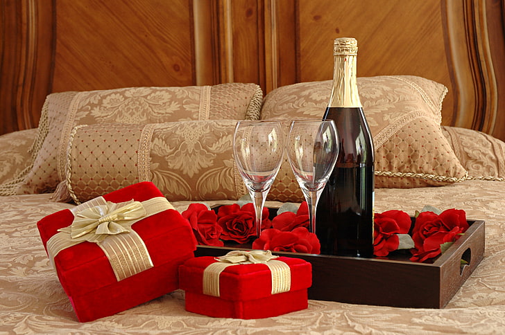 garrafa de vinho preta e duas taças de vinho claras, vinho, taças, presentes, cama, champanhe, bandeja, rosas, HD papel de parede