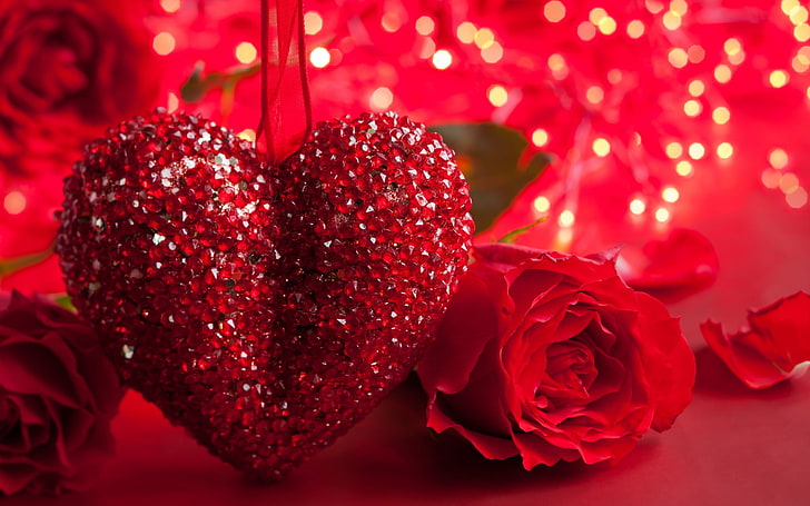 โรแมนติกวันวาเลนไทน์ love-HD วอลล์เปเปอร์ไวด์สกรีนดอกไม้ดอกกุหลาบสีแดงและเครื่องประดับหัวใจ rhinestone บนพื้นผิวสีแดงในการถ่ายภาพแบบเลือกโฟกัส, วอลล์เปเปอร์ HD
