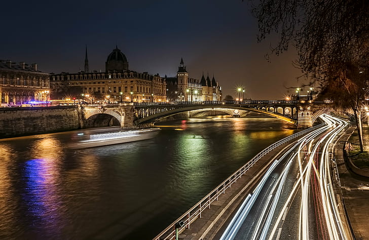 夜時間、パリ、セーヌ川、パリ、セーヌ川、夜、有名な場所、橋-人工構造物、川、建築、都市のシーン、照らされた、夕暮れ、都市の景観、ヨーロッパで動く車で川と橋の近くのコンクリート道路の時間経過の写真、 HDデスクトップの壁紙