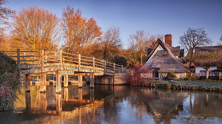 braune Holzhütte, Fluss, Brücke, Haus, Landschaft, HD-Hintergrundbild