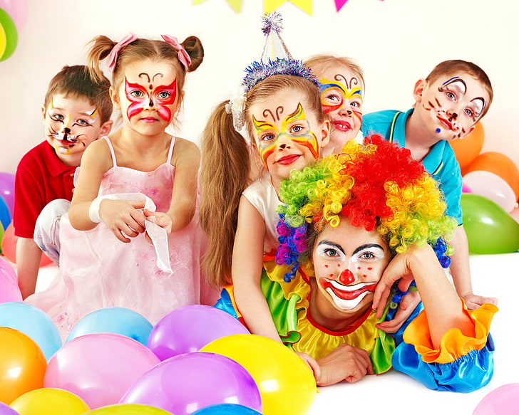 mehrfarbiges Clownkostüm, Kinder, Clown, Spaß, Bälle, weißer Hintergrund, HD-Hintergrundbild