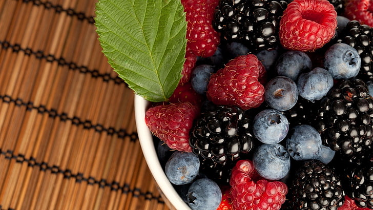 bowl of blueberries, berries, plate, raspberryblackberry, a bilberry, HD wallpaper