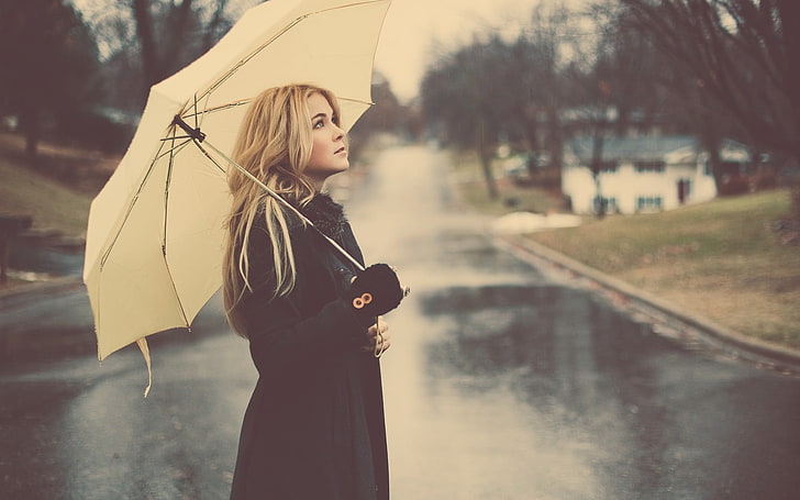 payung krem, foto wanita memegang payung putih di jalan aspal, pirang, wanita, wanita di luar ruangan, payung, hujan, melihat ke atas, jalan, kedalaman lapangan, perkotaan, filter, krem, jalan basah, Wallpaper HD