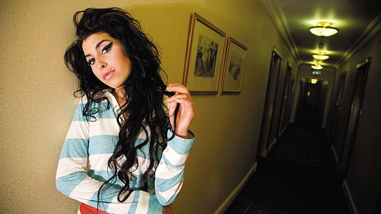 Amy Winehouse, Amy Winehouse, niña, hotel, corredor, mira, Fondo de pantalla HD HD wallpaper