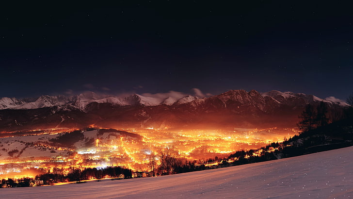 montagne couverte de neige blanche, ville pendant la nuit, paysage, montagnes, lumières, nuit, Pologne, Fond d'écran HD