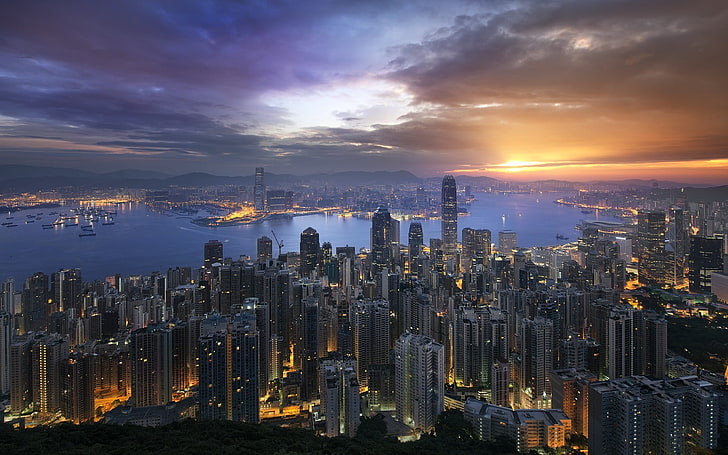 foto udara cityscape, landscape, cityscape, pencakar langit, bangunan, lampu, teluk, dermaga, Hong Kong, laut, pegunungan, awan, perkotaan, arsitektur, modern, alam, Wallpaper HD