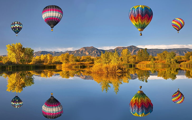 cuatro globos aerostáticos de colores variados, el cielo, el agua, los árboles, las montañas, la naturaleza, el lago, las fotos, las bolas, los paisajes, el aire, Fondo de pantalla HD