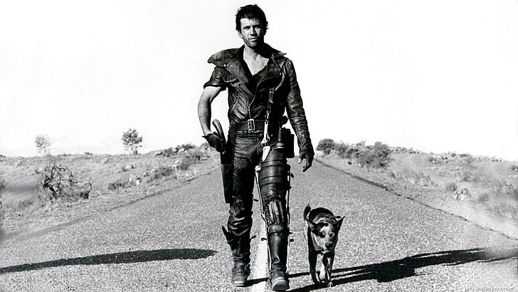 photo en niveaux de gris de l'homme et du chien, Mad Max, Mel Gibson, 1980, Fond d'écran HD