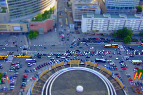Vehículos con vista aérea, fotografía de vista aérea de un lote de automóviles de colores variados durante el día, cambio de inclinación, Varsovia, ciudad, Polonia, Polonia, Fondo de pantalla HD HD wallpaper