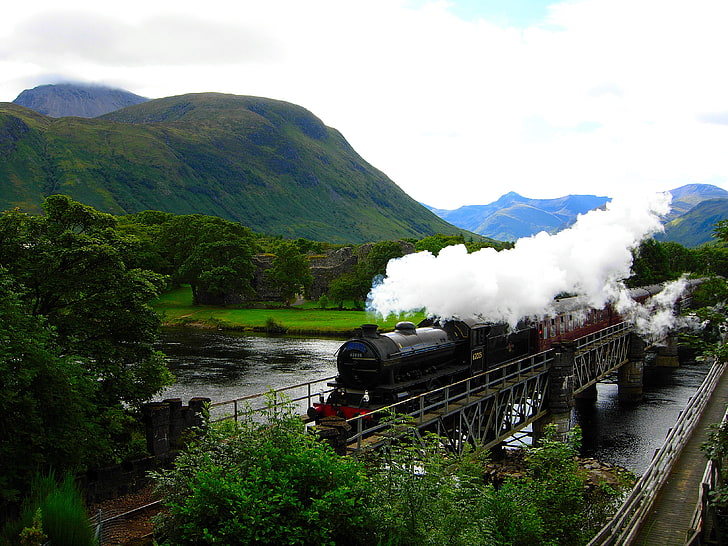 tren negro y granate, montañas, río, tren, Hogwarts Express, Fondo de pantalla HD