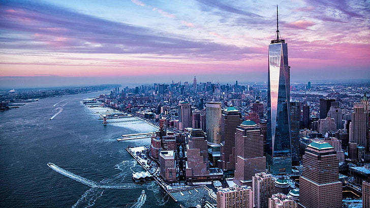durante el día, cielo púrpura, Estados Unidos, Estados Unidos, Nueva York, One World Trade Center, torre, horizonte, bloque de pisos, fotografía aérea, área metropolitana, cielo, punto de referencia, metrópoli, horizonte, rascacielos, vista aérea, paisaje urbano, ciudad, Fondo de pantalla HD