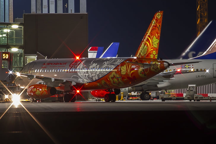 graues und rotes Pendlerflugzeug, Nacht, Lichter, Flughafen, Russland, das Flugzeug, Färbung, Aeroflot, HD-Hintergrundbild