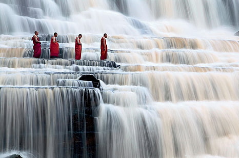 quatro pessoas andando em cachoeiras, natureza, paisagem, cachoeira, pessoas, homens, monges, rocha, budismo, meditação, Vietnã, Ásia, Dang Ngo, longa exposição, HD papel de parede HD wallpaper
