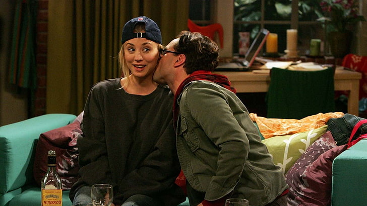 schwarzer Frauenpullover, Kaley Cuoco, The Big Bang Theory, Leonard Hofstadter, küssend, Penny, HD-Hintergrundbild