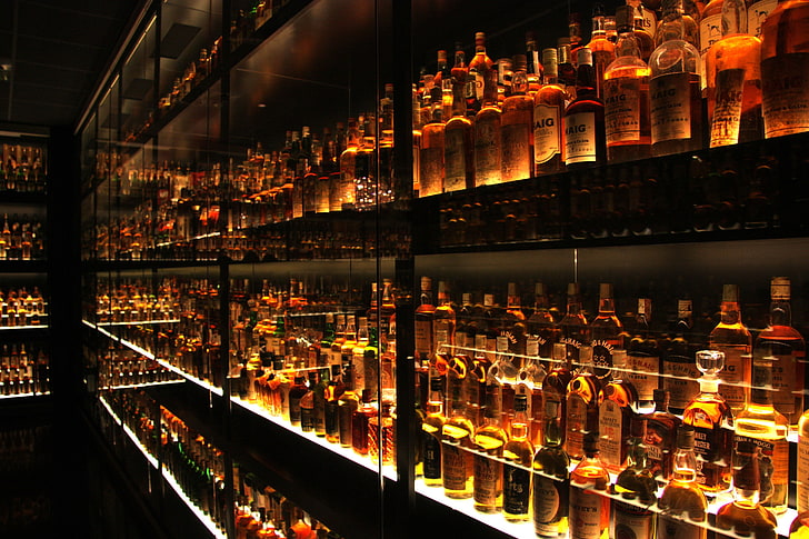 lote de botellas de marca variada, escocés, botellas, estantes, alcohol, Fondo de pantalla HD