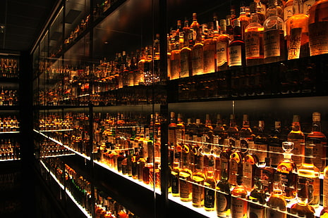 مجموعة زجاجات متنوعة ، سكوتش ، زجاجات ، أرفف ، كحول، خلفية HD HD wallpaper