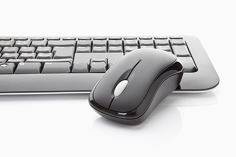 فأرة كمبيوتر لاسلكية باللونين الأسود والرمادي ولوحة مفاتيح وماوس وخلفية بيضاء، خلفية HD HD wallpaper
