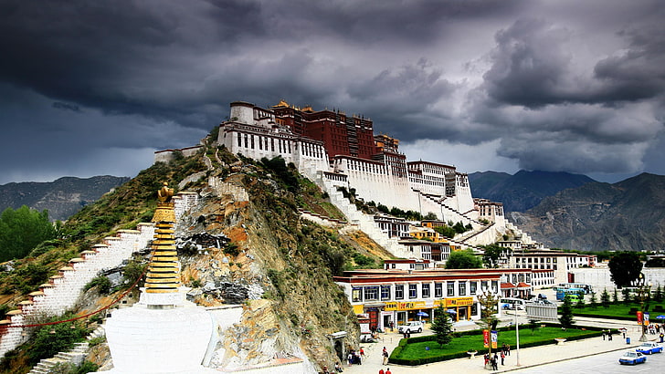 palais de la potala, lhasa, tibet, chine, asie, dalaï lama, bouddhisme, bouddhiste, temple, nuageux, colline, attraction touristique, Fond d'écran HD