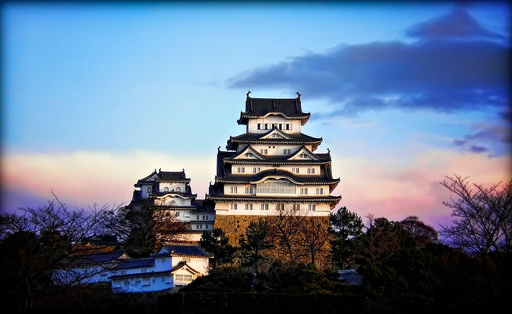 Zamek Himeji o wschodzie słońca, japoński zamek, Azja, Japonia, wschód słońca, niebieski, krajobraz, fioletowy, zima, biały, budynki, fotografia, chmury, przysłona, zamek himeji, Honsiu, regulacja Topaz, zamki, Kansai, prefektura Hyogo, miasto Himeji, Tapety HD