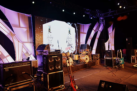 equipo musical, instrumentos musicales, en el escenario, escenario, Fondo de pantalla HD HD wallpaper