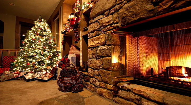 pohon Natal hijau dengan lampu dan perapian, pohon natal, ornamen, perapian, hadiah, rumah, kenyamanan, karangan bunga, natal, Wallpaper HD