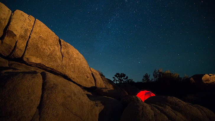 赤いドームのキャンプテント、自然、星、風景、空、夜、テント、岩、 HDデスクトップの壁紙