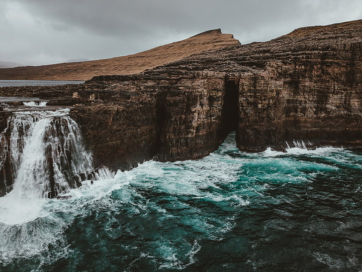 скала от кафяви скали, водопад, скали, течение, пяна, ватнавегур, Фарьорски острови, HD тапет