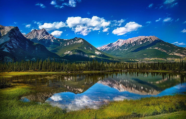 gunung hijau dikelilingi oleh air, alam, fotografi, pemandangan, pegunungan, danau, refleksi, rumput, hutan, musim panas, biru, Taman Nasional Jasper, Alberta, Kanada, Wallpaper HD