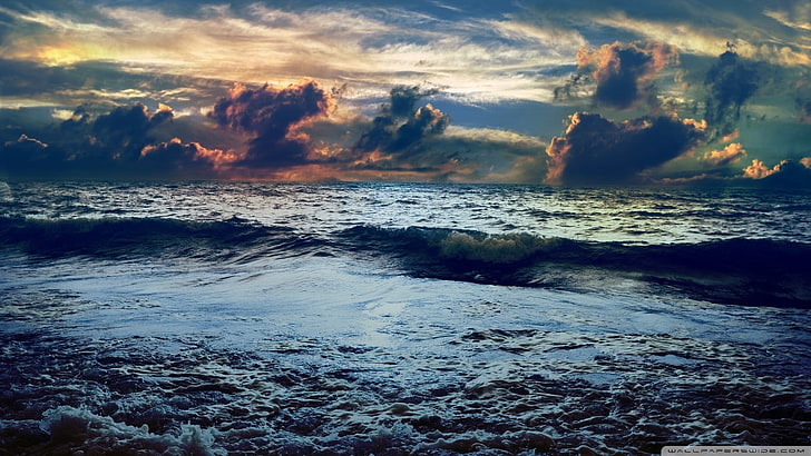 ola oceánica bajo fondo de pantalla digital de cielo gris, costa, mar, olas, anochecer, horizonte, nubes, Fondo de pantalla HD