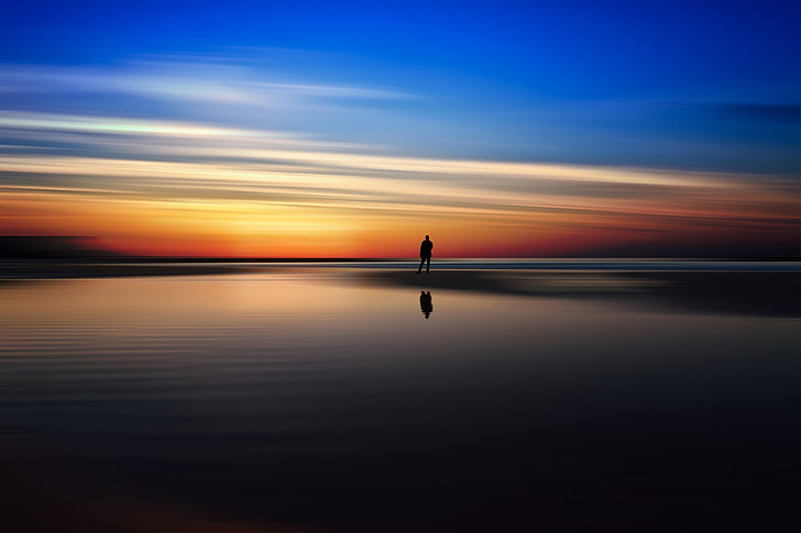 fotografia sylwetki osoby stojącej nad brzegiem morza, krajobraz, zachód słońca, niebo, odbicie, światło słoneczne, Tapety HD