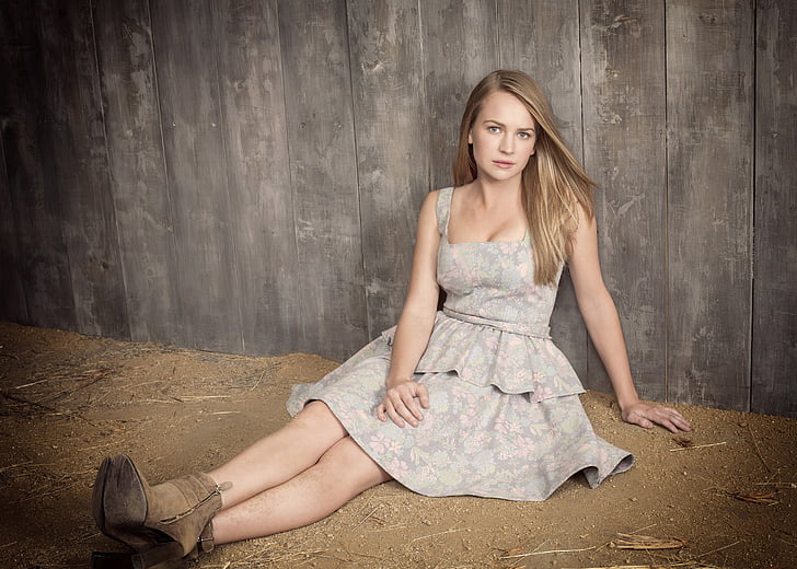 woman wearing gray sleeveless dress sitting on ground near wooden wall, Britt Robertson, HD, HD wallpaper