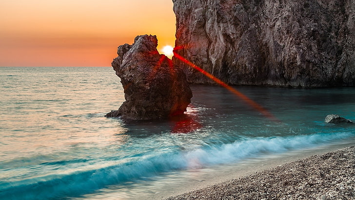 batu abu-abu monolit, laut, batu, matahari terbenam, sinar matahari, ombak, pantai, Wallpaper HD