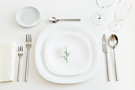 белая керамическая тарелка, тарелка, цветок, ложка, вилка, нож, посуда, стаканы, блюдце, HD обои HD wallpaper