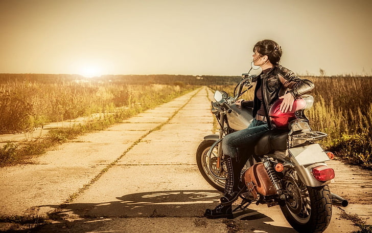 女性の黒い革のジャケット、女性、オートバイ、ジーンズ、オートバイを持つ女性、ヘルメット、風景、 HDデスクトップの壁紙