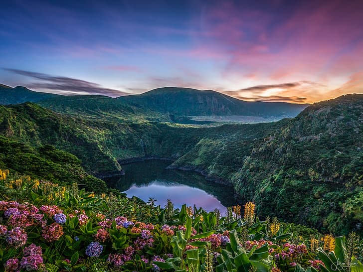 coucher de soleil, fleurs, montagnes, lac, Portugal, Açores, The Island Of Flores, Lake Comprida, Comprida Lake, Flores Island, Fond d'écran HD