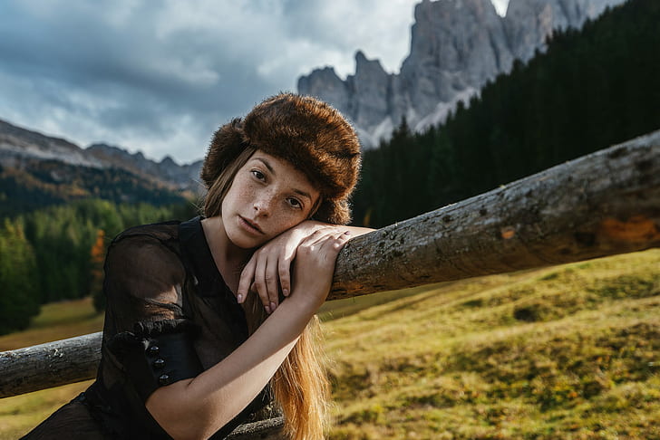 Olga Kobzar, Tatiana Mertsalova, perempuan, pirang, perempuan di luar ruangan, topi bulu, rambut panjang, pegunungan, pohon, hutan, Wallpaper HD