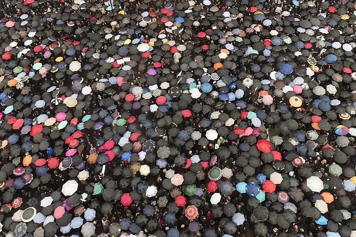 kalabalık, Varşova, 500 piksel, Jacek Kadaj, şemsiye, HD masaüstü duvar kağıdı