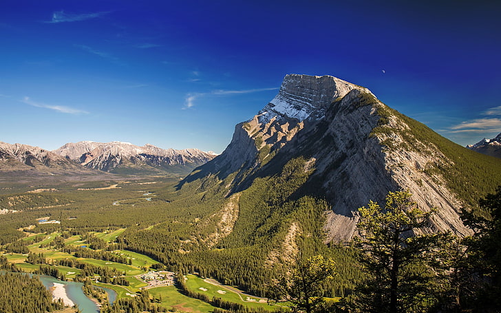 grüner und grauer Berg, Natur, Landschaft, Berge, Wald, Tal, Fluss, Kanada, schneebedeckter Gipfel, blau, Himmel, Gras, Golfplatz, Mond, Banff-Nationalpark, HD-Hintergrundbild