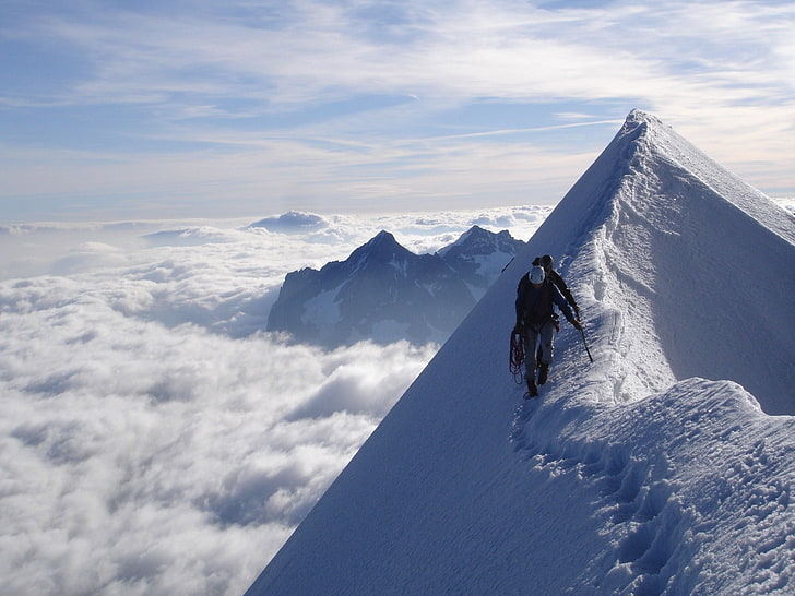 chaîne de montagnes recouverte de neige, alpinistes, sommet, sommet, conquête, traces, neige, nuages, vertical, Fond d'écran HD