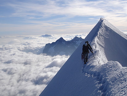 chaîne de montagnes recouverte de neige, alpinistes, sommet, sommet, conquête, traces, neige, nuages, vertical, Fond d'écran HD HD wallpaper