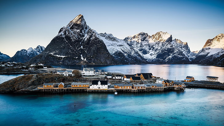 山の風景、ロフォーテン諸島、ノルウェー、ノードランド、山、水、観光名所、風景、氷河地形、村、自然、ヨーロッパ、雪、山脈、空、冬、レイネフィヨルド、フィヨルド、レーヌ、反射、 HDデスクトップの壁紙