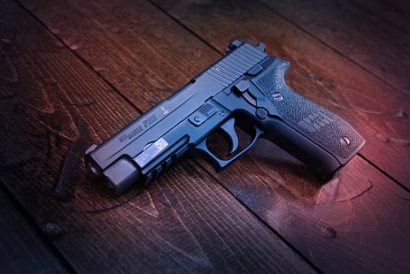 pistola semiautomática negra, pistola, armas, tablero, SIG-Sauer, P226, Fondo de pantalla HD HD wallpaper