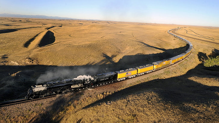 жълт и черен влак, железопътна линия, жп гара, влак, пустиня, парен локомотив, дизелов локомотив, HD тапет