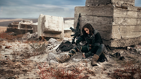 senapan hitam, fotografi, gurun, gaun hitam, brunette, sepatu bot, AK-74, senjata, pistol, gadis dengan senjata, 5.45x39mm, Wallpaper HD HD wallpaper