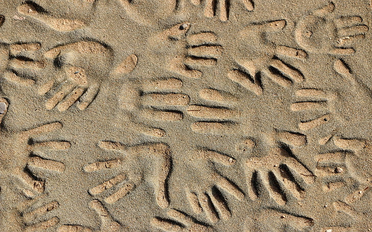 Marcas de mãos na areia, marcas de mãos, mão, areia, HD papel de parede