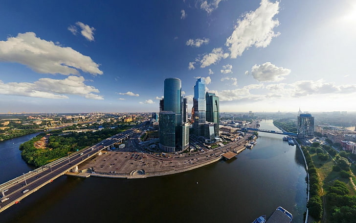 穏やかな湖、モスクワ、ロシア、都市景観の近くの高層ビルの空撮、 HDデスクトップの壁紙